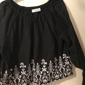 Black and white of the shoulders elastic shirt